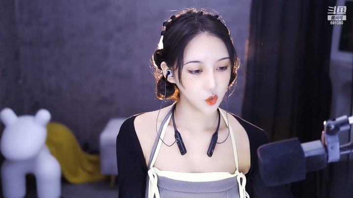 美女小姐姐今天打扮真好看，衣服不错