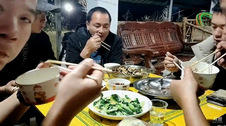 肖哥今天是干饭人，吃盘龙鳝，都是自己搞的菜，户外自己做美食的有几个比的了