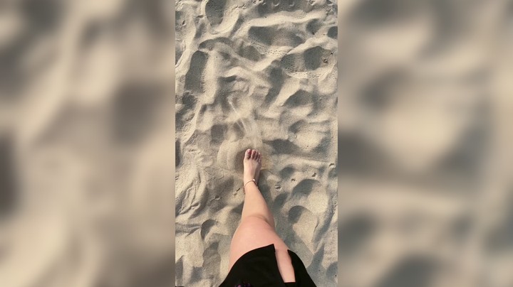 漫步沙滩