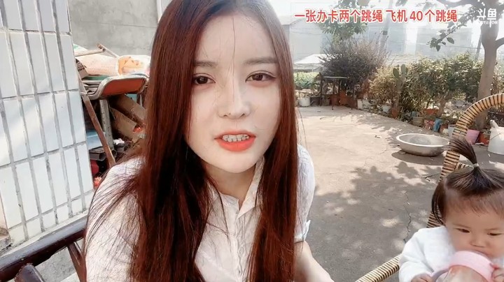 美女橙子去邻居家做客，小女孩好可爱