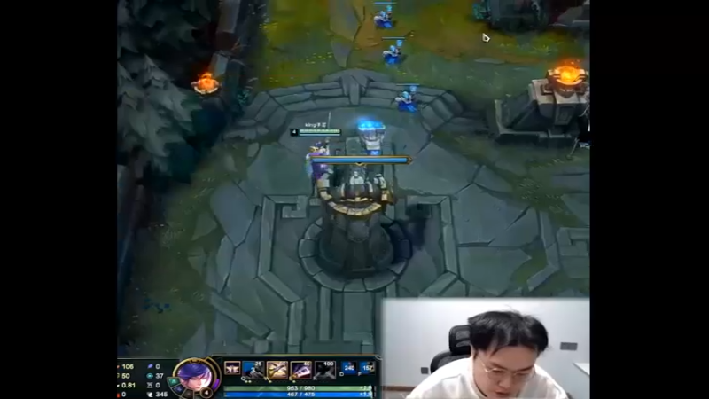 jjking：宙斯那把剑姬让我上赢了说实话，最后晒出单杀冠军上单和踩着faker上分的截图