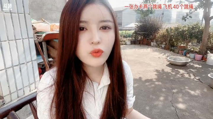 美女橙子在邻居家直播聊天，想去不冷的地方直播