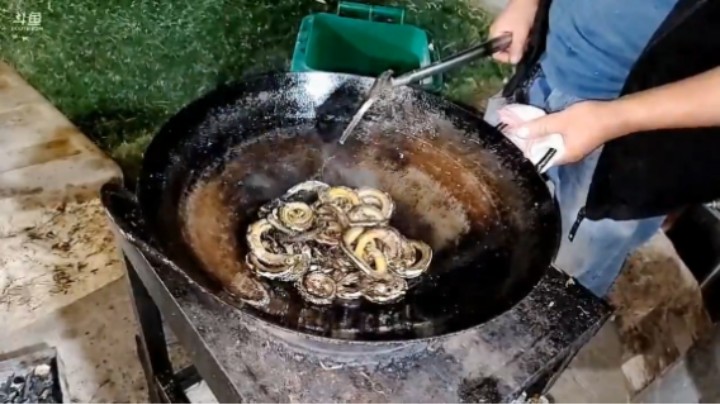 肖哥他们昨晚吃黄鳝，今晚又吃盘龙鳝，美滋滋啊