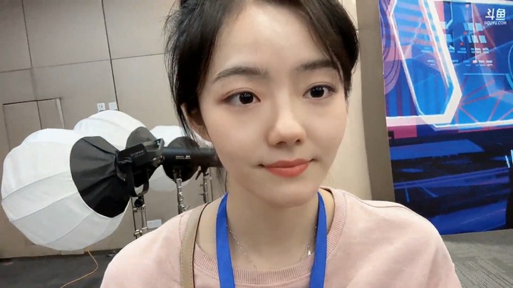 美女蛇蛇参加节目，这是打擂台啊