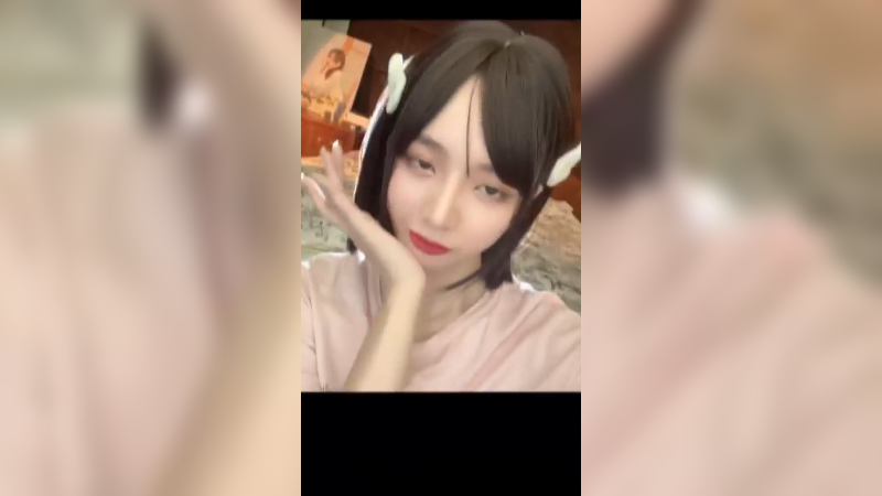 甜美的秘诀就是万能剪刀手