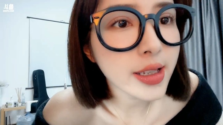 大思喜小姐姐今天穿的很居家，非常有女人味啊