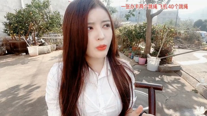 美女橙子考虑去哪里户外直播，没想好去哪