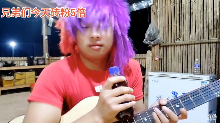 周公子拿吉他演唱经典歌曲，唱出了感情，非常到位