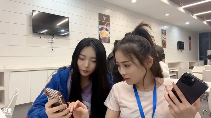 宝子姐和这个小姐姐好可爱啊，都是可爱类型的