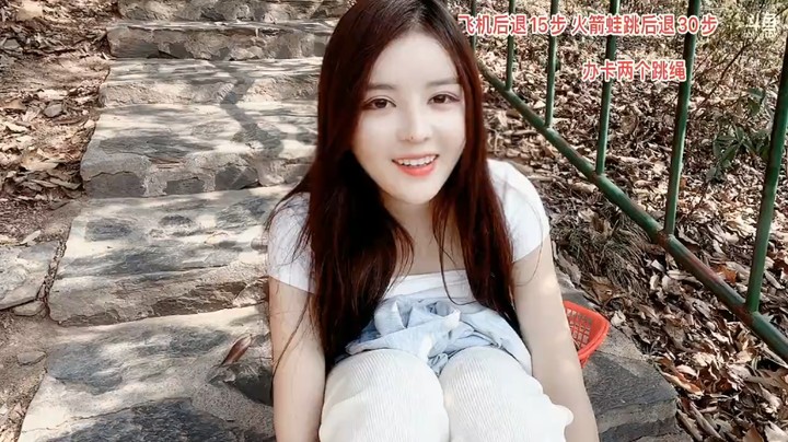 美女一个人爬岳麓山累了，休息喝水