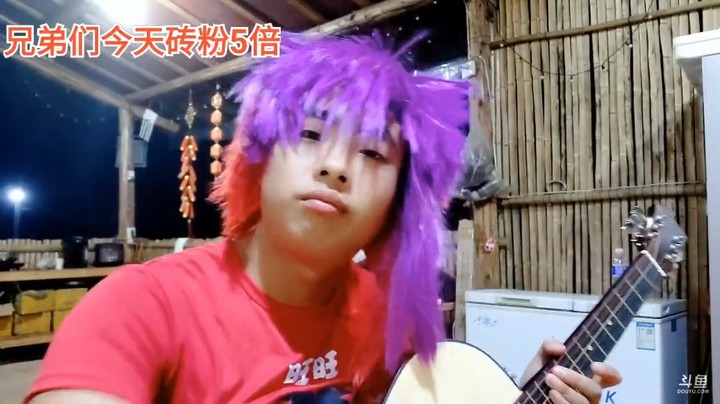 周公子演唱经典伤感情歌，表情给力啊