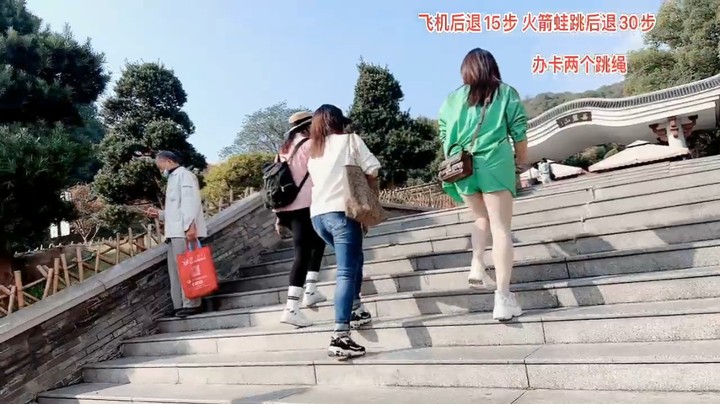 美女橙子吃火腿肠去爬岳麓山，她说我不是游客，我是居民