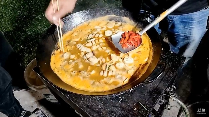 肖哥吃完饭又做好吃的，大家说和狗抢吃的啊