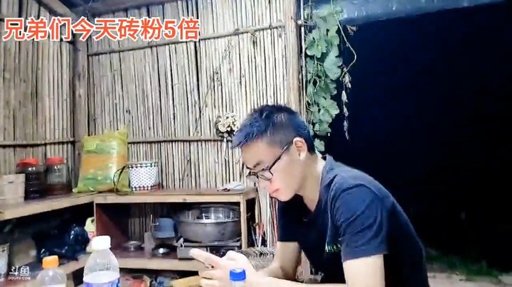 表弟直播手机都不拿，舒服