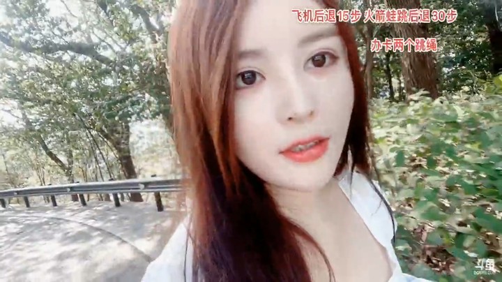 美女橙子一个人爬岳麓山，有人说那么早，快10点了不早了