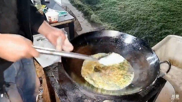 强哥宝刀未老，颠锅技术可以，韭菜煎蛋美滋滋