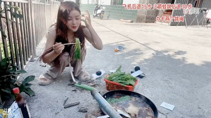 美女橙子在地上做火锅吃，看起来营养丰富非常好吃啊