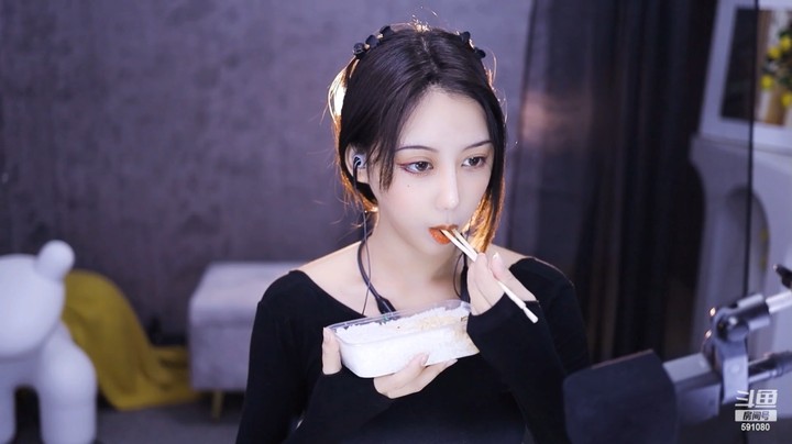 美女小姐姐直播吃饭，吃的什么美食