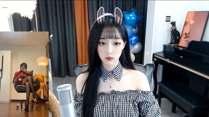 美女兔兔好可爱啊，今天的格子衫衣服好清纯