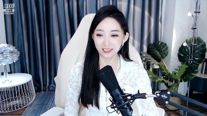 圆妹妹这白衣服配白椅子真的很好看啊