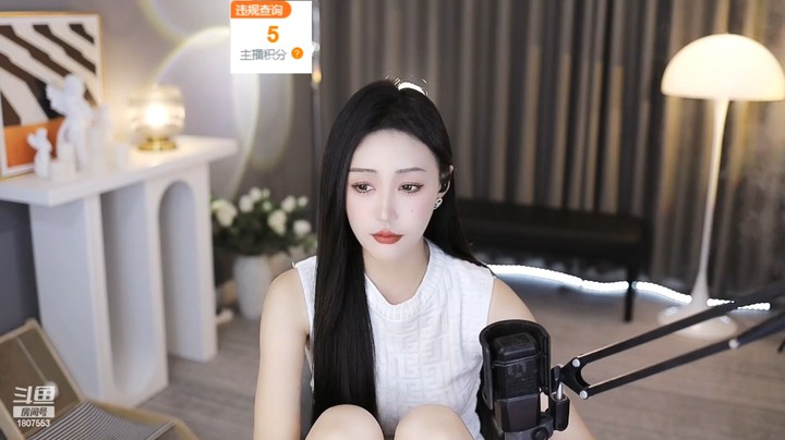 雪晴美女小姐姐直播饿了就吃零食，美滋滋啊