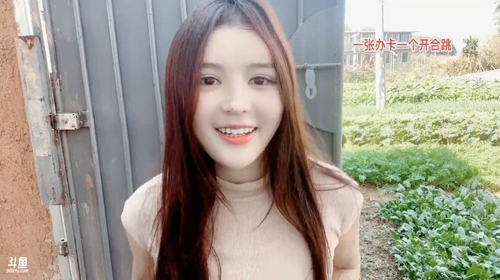 美女橙子早上在家直播，做火锅吃美滋滋