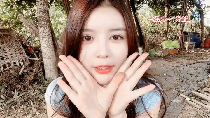 美女橙子吃完烤红薯练习舞蹈，真可爱