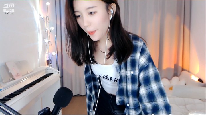 大琳真可爱，做动作给大家做头像，不错啊