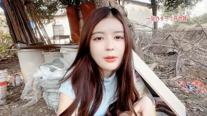 美女橙子在家烧火烤红薯，她说大家珍惜我在户外的时间吧