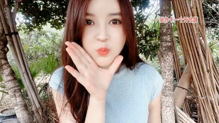 美女橙子学会了跳舞吹笛子