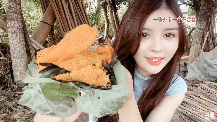 美女橙子吃自己做的烤红薯，焦的红薯皮好吃啊