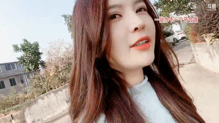 美女橙子一大早挖红薯，她说烤红薯很好吃的