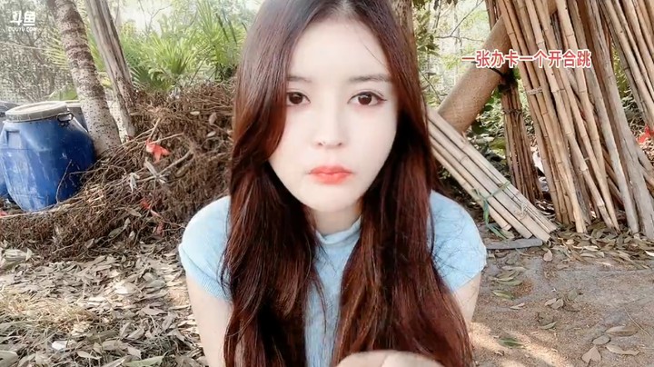 美女橙子坐在院子里闻到了狗屎味道，好搞笑