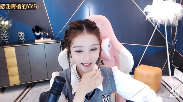 66美女小姐姐今天造型可爱，唱歌好听