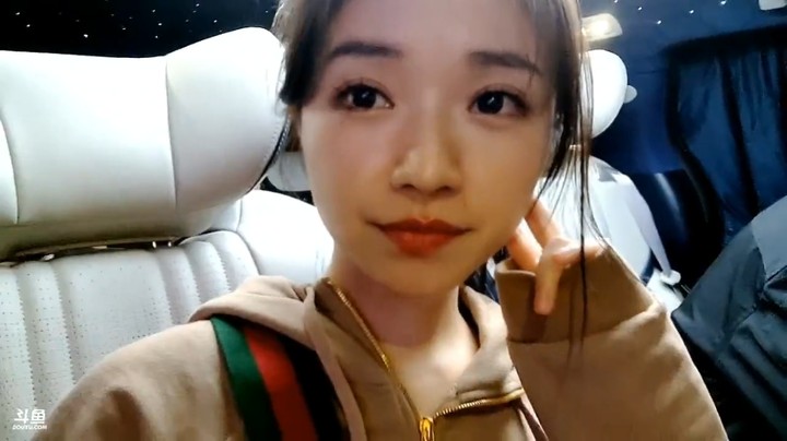 博哥和美女乔儿逛街后坐车回去了