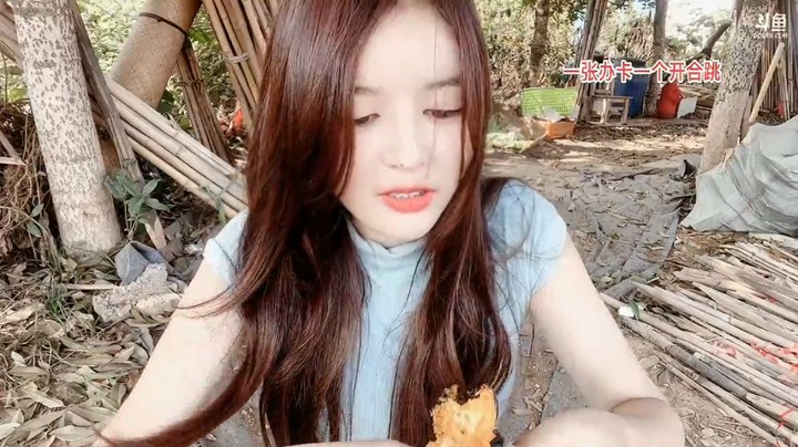 美女橙子吃自己做的烤红薯，美味多汁啊