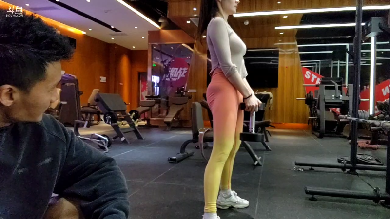 如果男主播不带女人来健身房直播健身看的人多呵呵