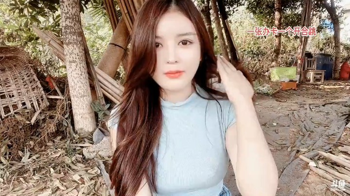 美女橙子吃完烤红薯，情不自禁唱歌起来