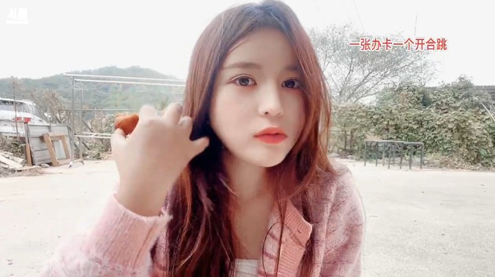 美女橙子烧火烤红薯吃