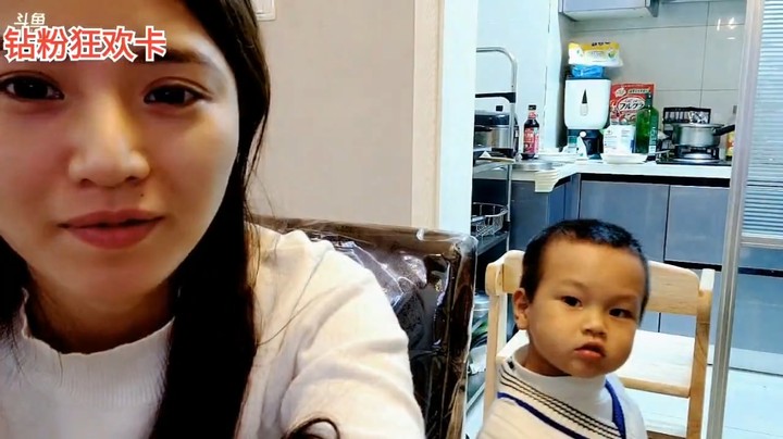 小魔王想帮妈妈做饭，然后又想看电视