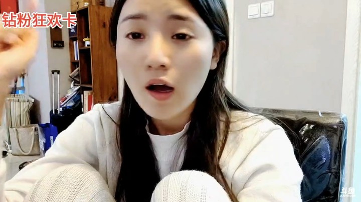 小魔王要出去玩，琳总说天黑了，小魔王又想喝奶