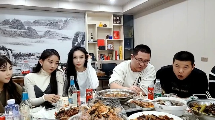 美女吃饱了，看着肖哥几个男的在吃饭，幸福啊