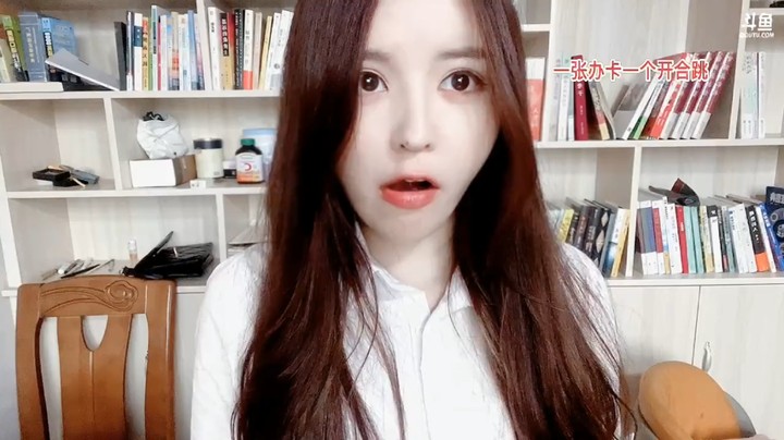 美女橙子在冰箱里找吃的，感觉都没什么想吃的啊