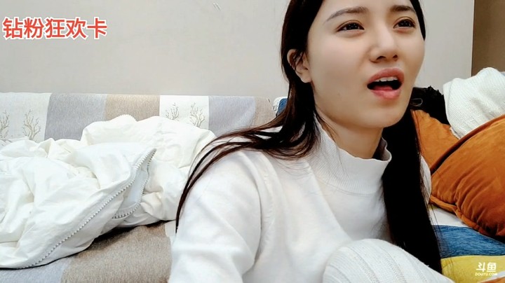 王木木在家带娃太累了，浩哥在房间里玩手机