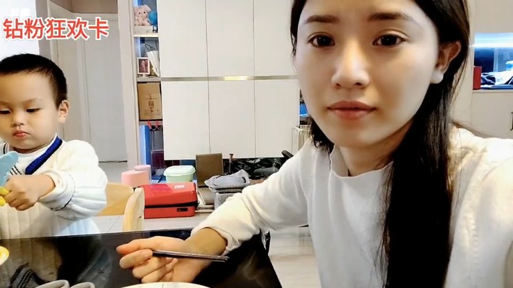 琳总给小魔王吃牛排，随后小魔王开始假哭，真是牛