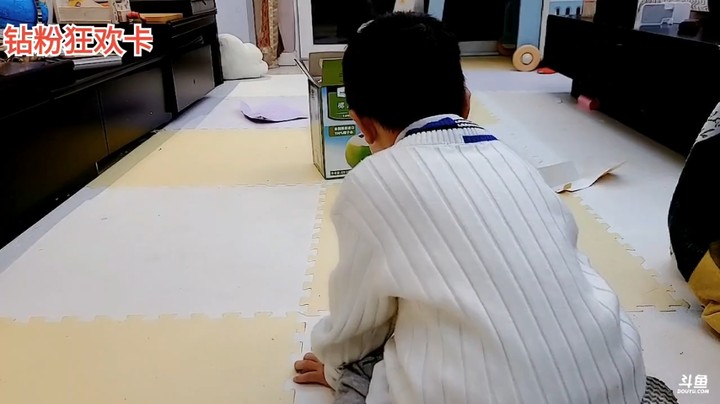 小魔王搬运东西累了，想喝水