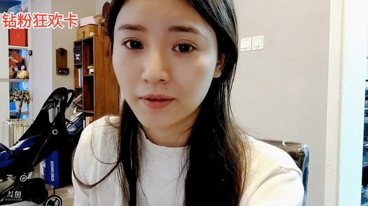 王木木和浩哥开始聊明天各自干什么，王木木在家收拾