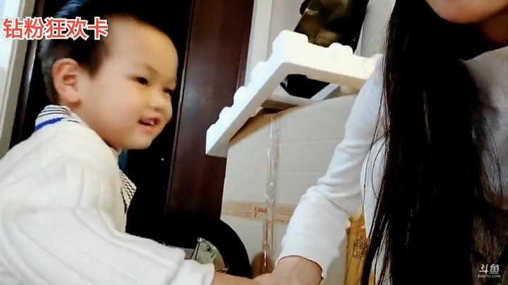 小魔王开始把丢门口的东西都拿回家了，后悔啊