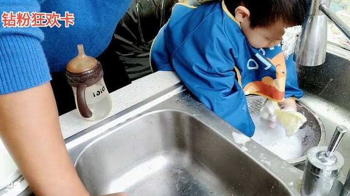 浩哥教小魔王洗碗，小魔王还是很配合的