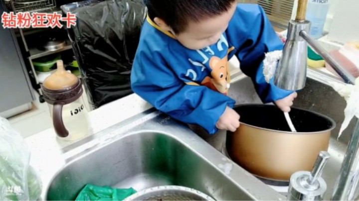 浩哥让小魔王洗菜和洗锅底，很有意思啊